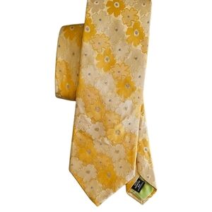 A Lovely Soft Yellow & Cream Floral Tie 100% Silk From The City of London